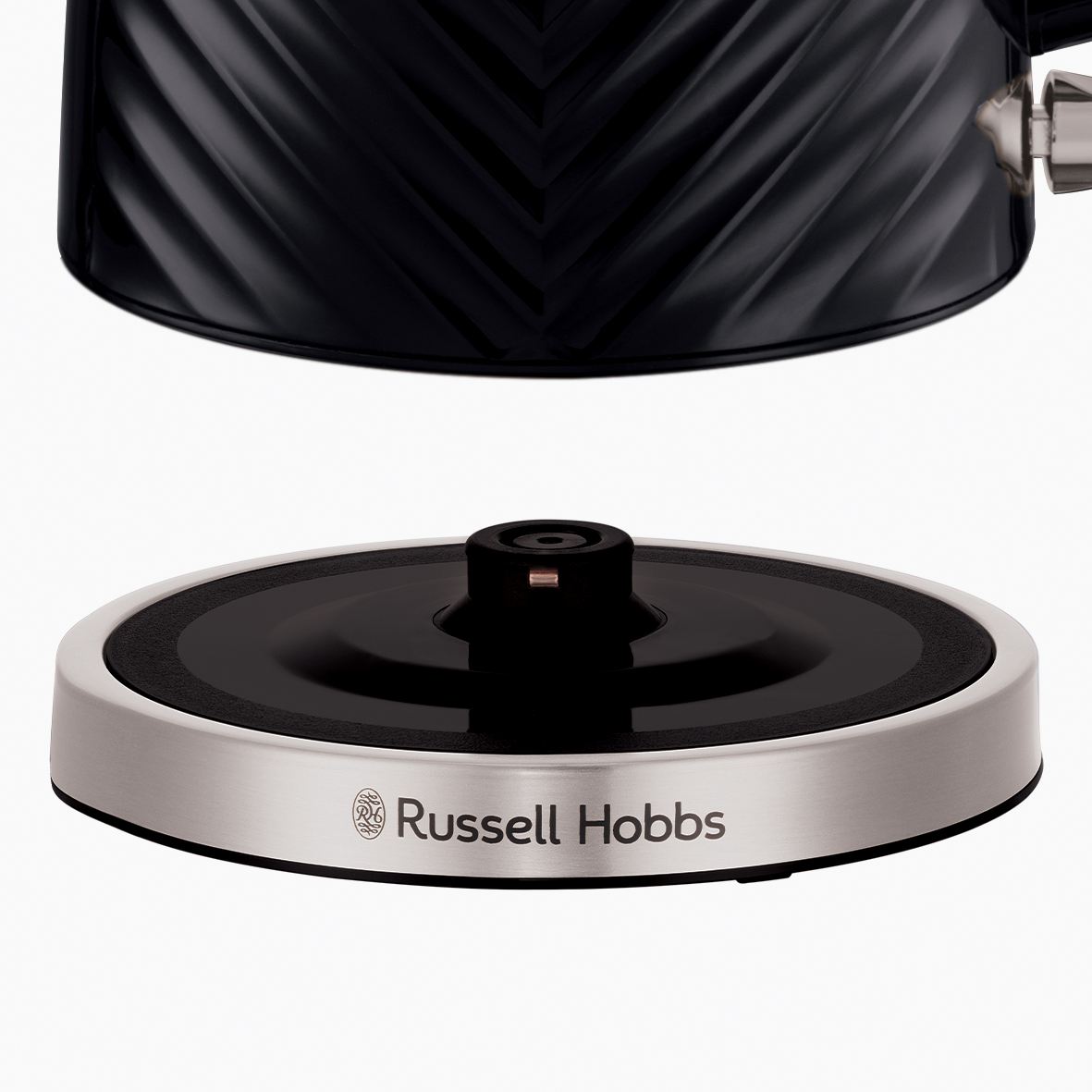 Fekete Russell Hobbs vízforraló talp ezüst szegéllyel, fehér háttér.