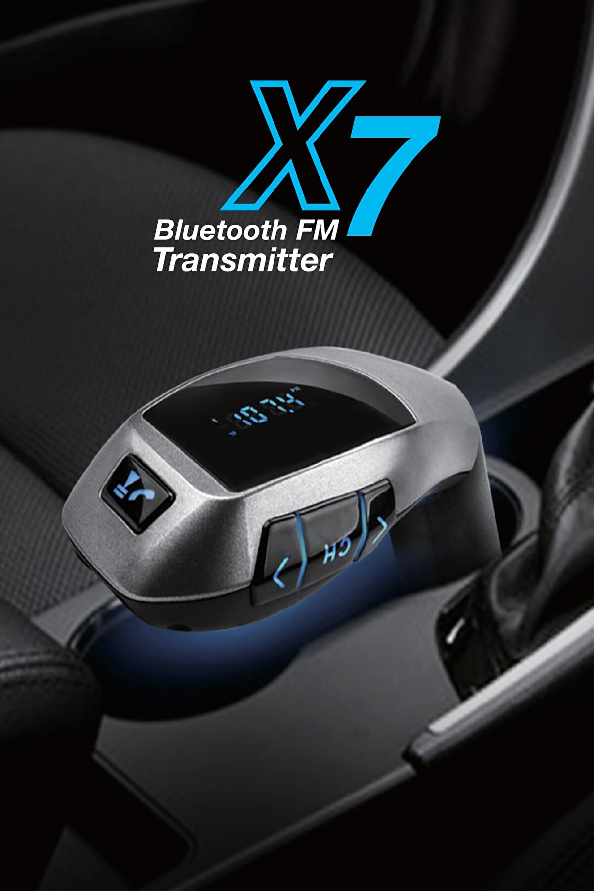 Araba içinde Bluetooth FM verici, gümüş ve siyah. Rakamları gösterir. Bardak tutucuya yerleştirilmiş.