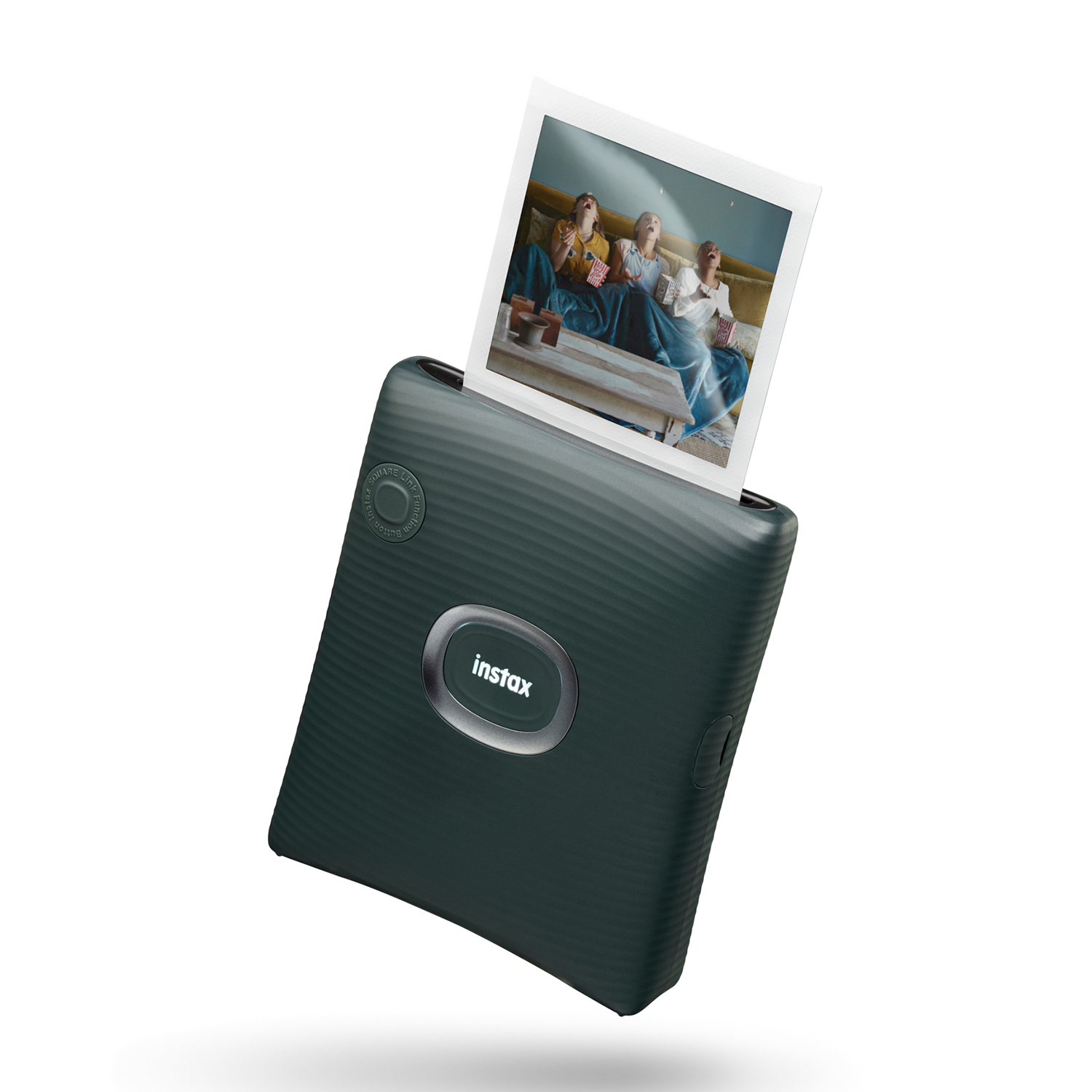 Stampante Instax nera con una foto che esce, con persone nell'immagine.