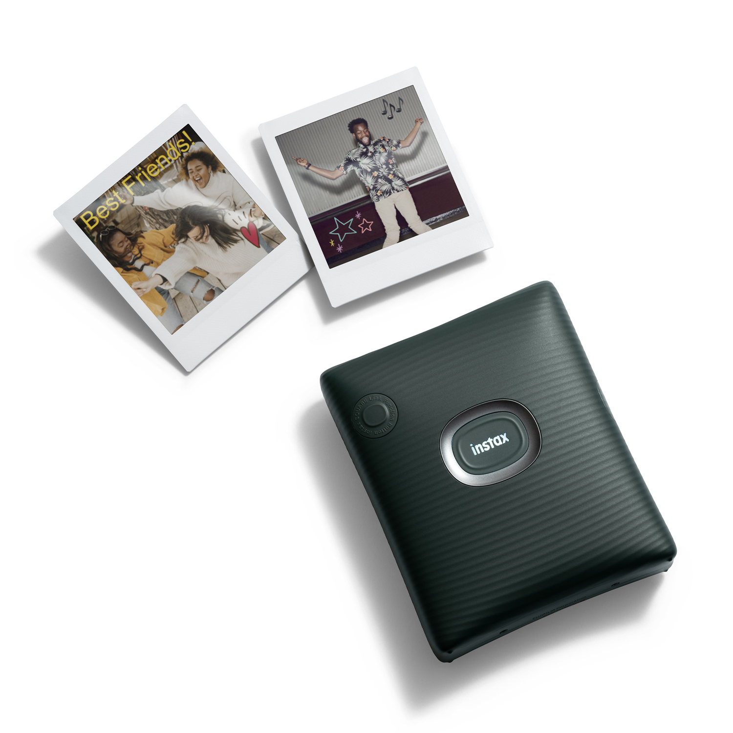 Due foto Instax e una stampante Instax verde scuro su una superficie bianca.
