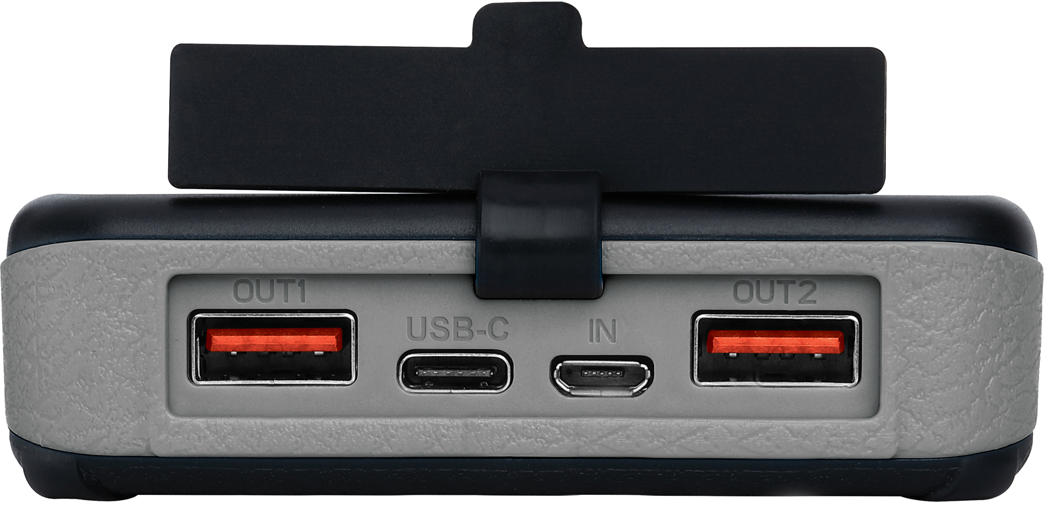 Egy power bank több töltőporttal: OUT1, OUT2, USB-C és IN. Szürke és fekete tok.