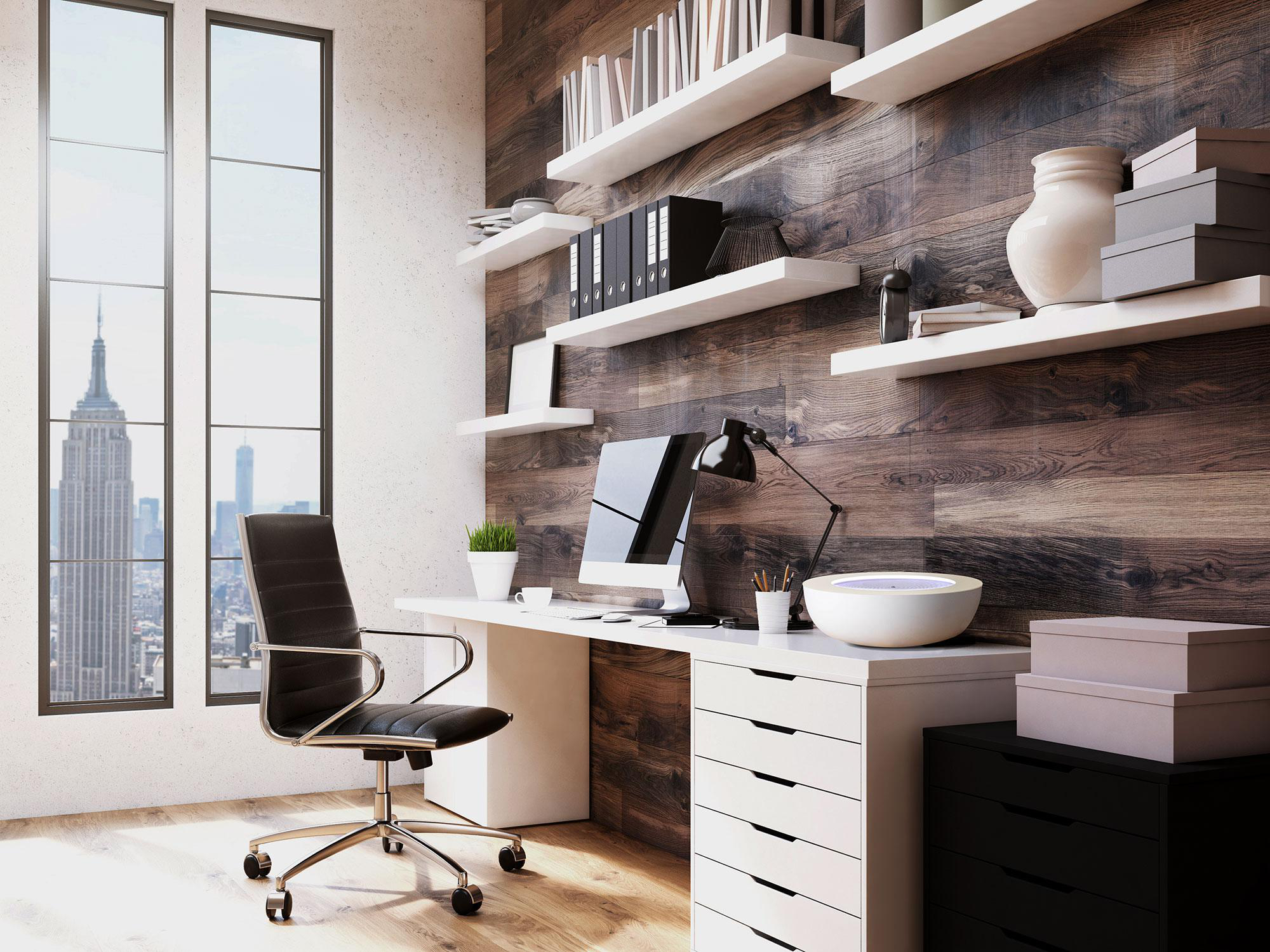 Modernes Büro mit Schreibtisch, Stuhl, Regalen mit Büchern und Fenster mit Skylineblick.
