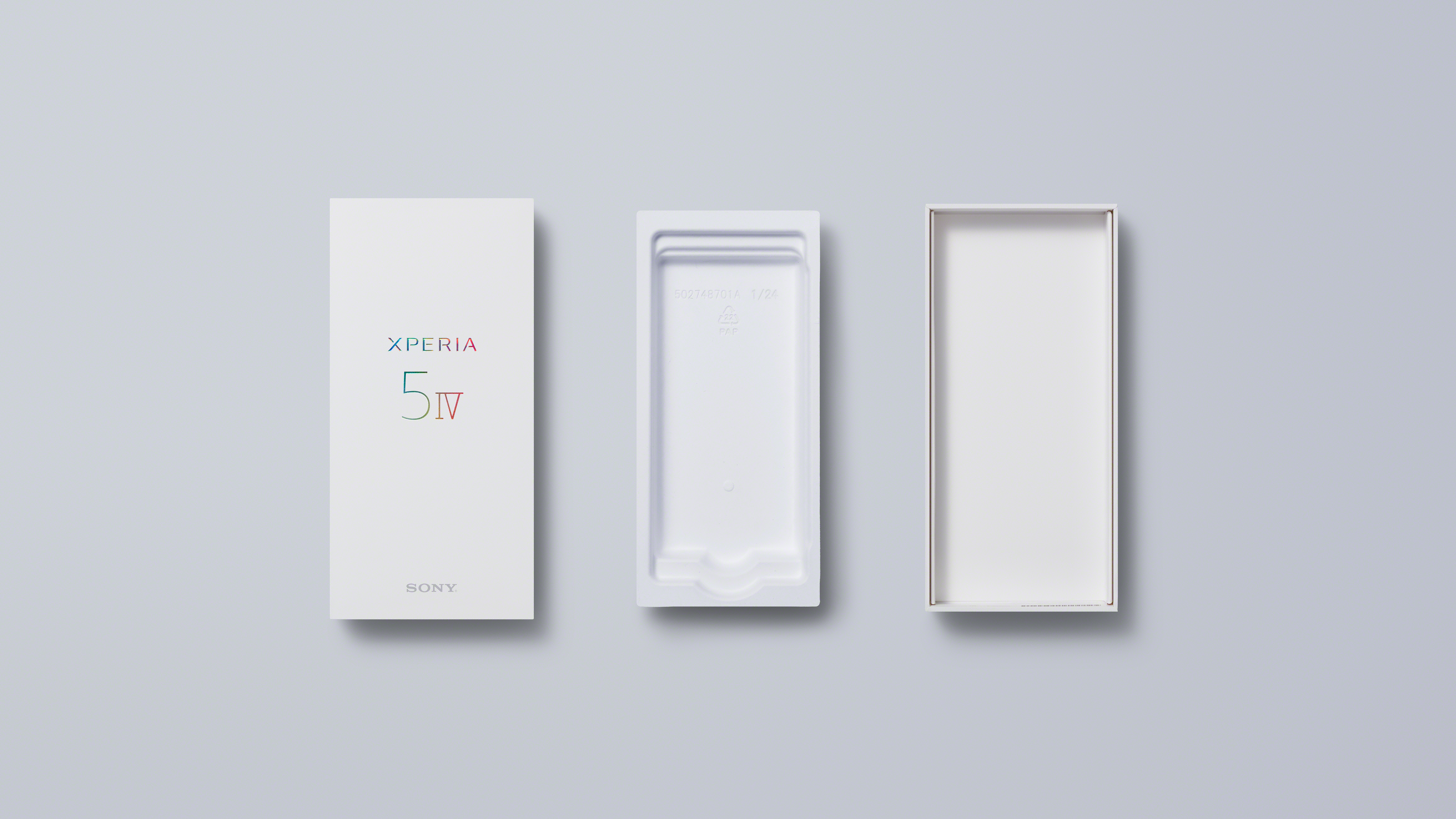 Sony Xperia 5 IV Verpackung, geöffnet. Weiße Box mit telefonförmiger Schale und Deckel.