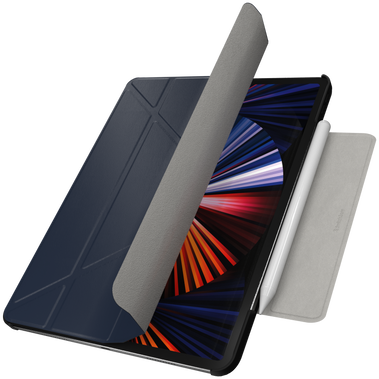 Kék tokos tablet. A fedél részben nyitva van, felfedve a képernyőt és egy fehér ceruzát.