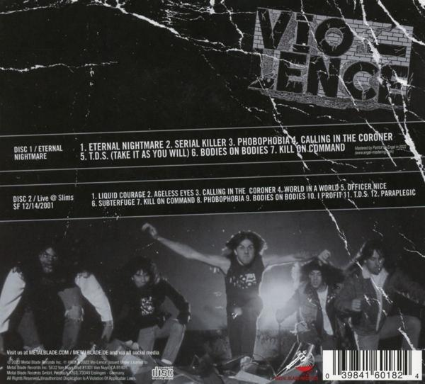 CD-Rückseite mit Bandfoto und Trackliste mit Text. Schwarz-Weiß-Hintergrund.