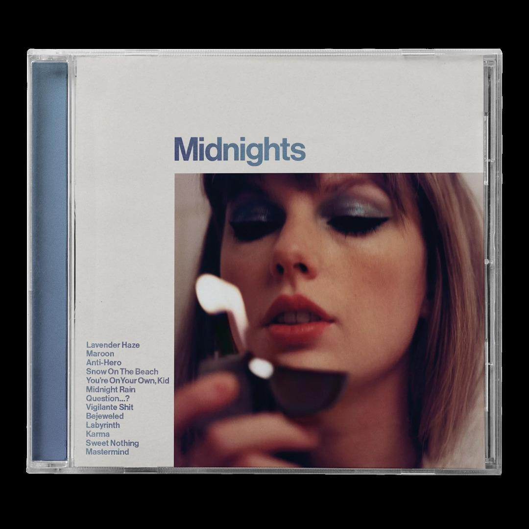Albumcover. Taylor Swifts Gesicht mit Feuerzeug. Text: Midnights.