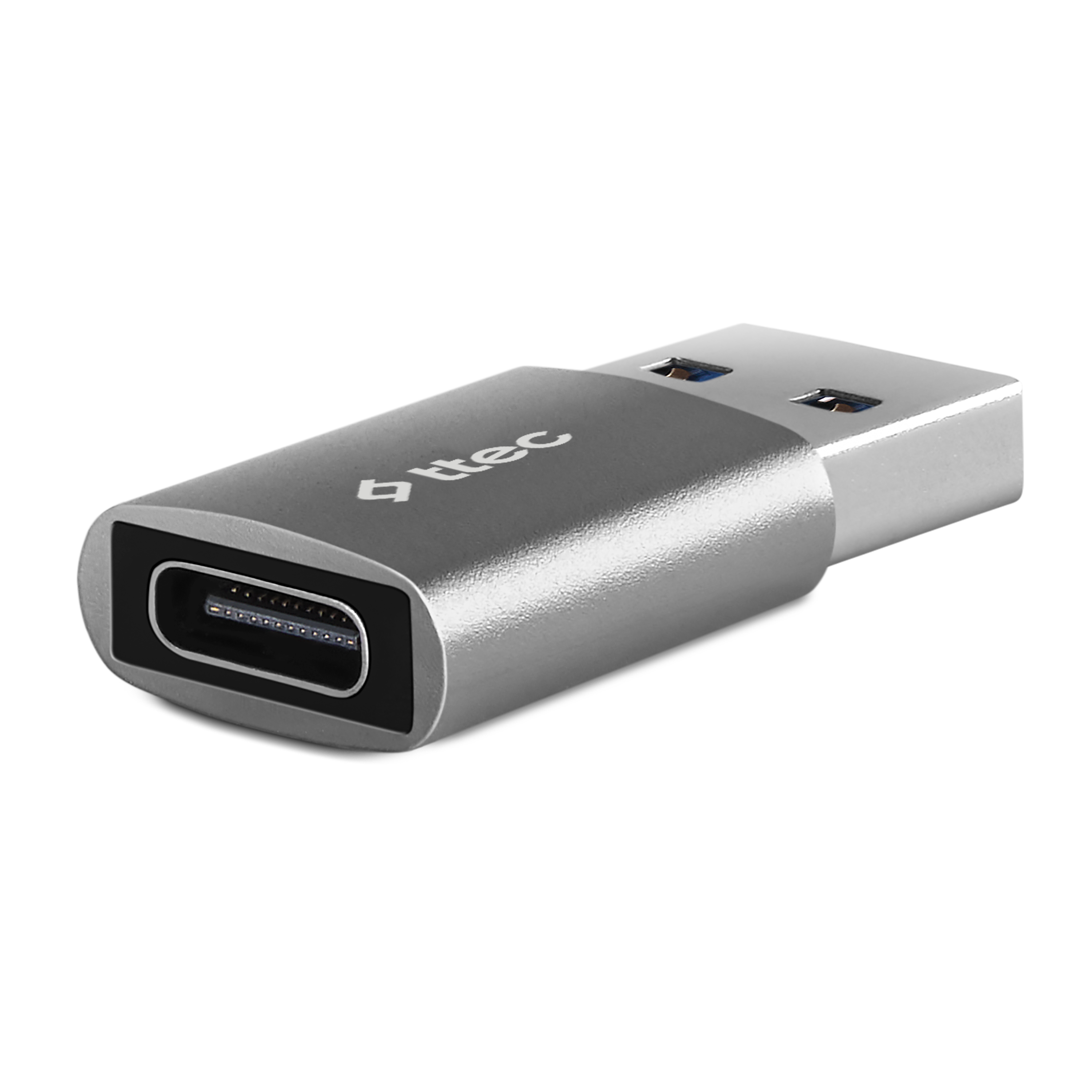 Gümüş USB-C adaptör. Siyah USB-C bağlantı noktası. Gümüş USB bağlantı noktası. Siyah arka plan.