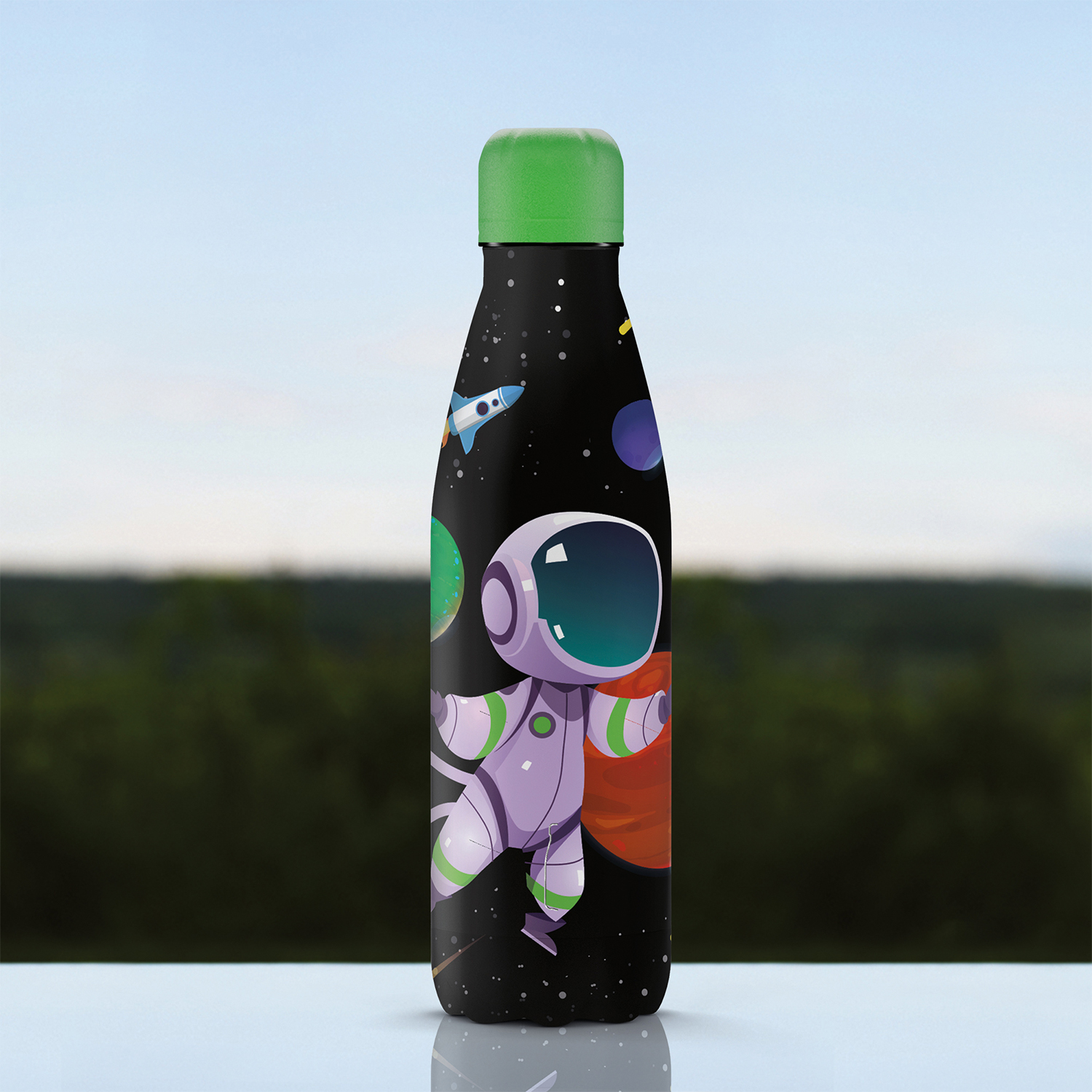 Borraccia con design astronauta, sfondo spaziale.