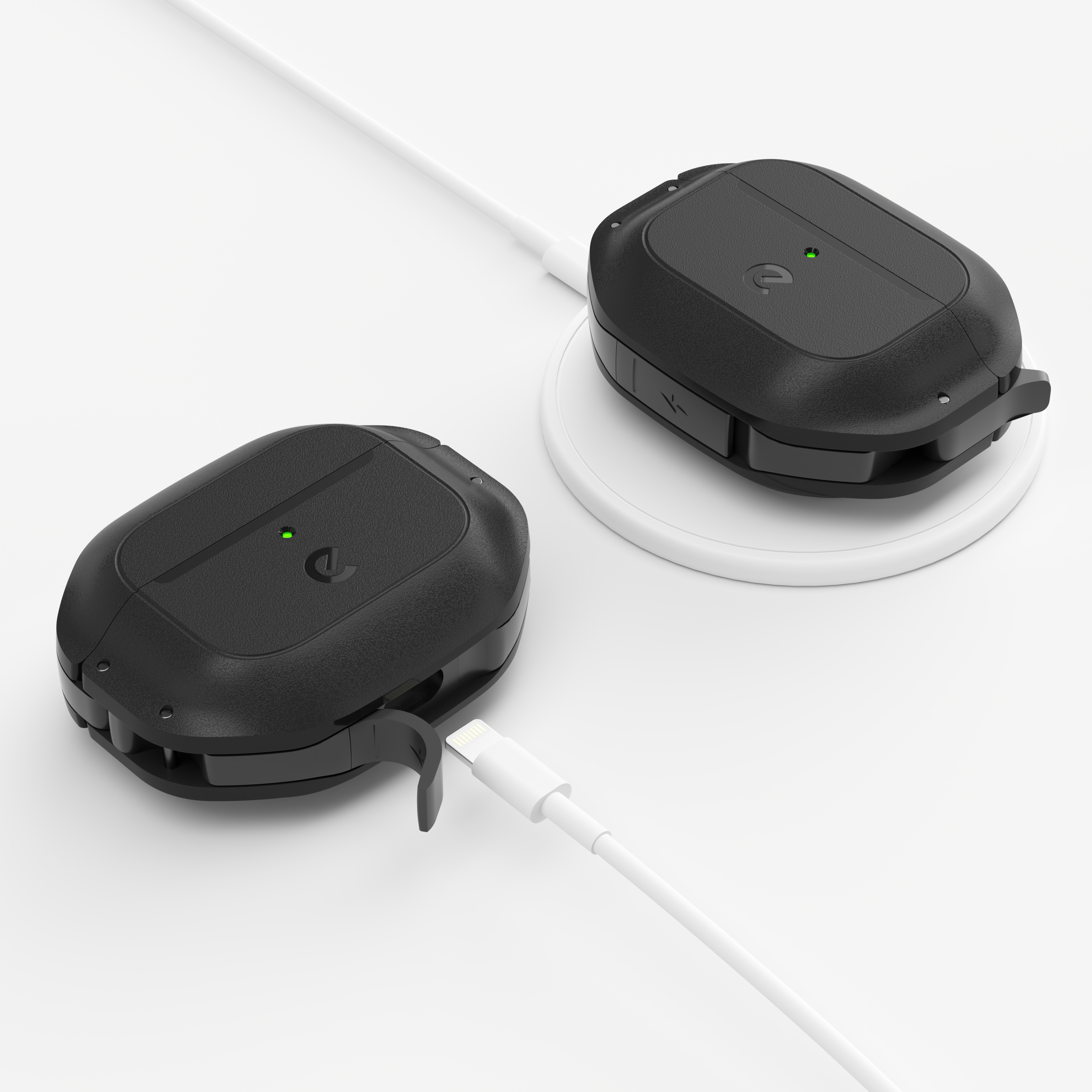 Schwarzes Ladecase und kabelloses Ladegerät. Weißes Kabel und Hintergrund.