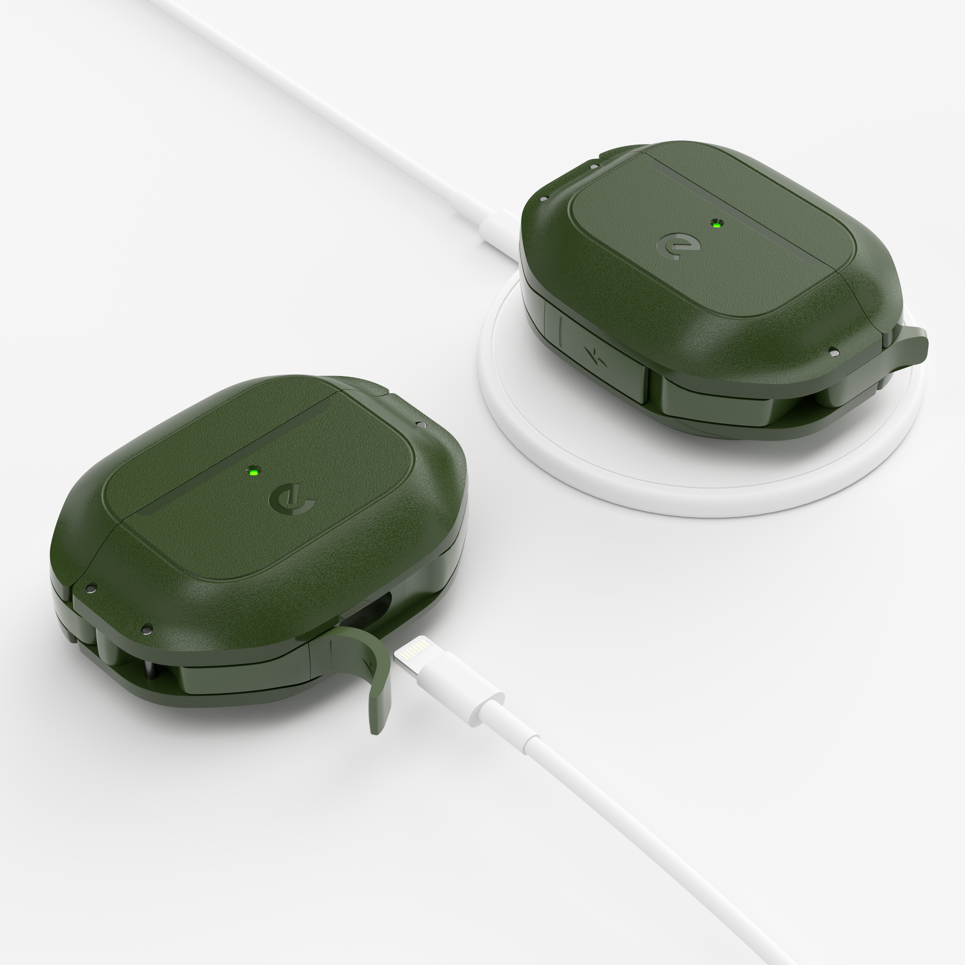 Zwei olivgrüne Ladegeräte auf weißer Oberfläche mit Ladekabel.