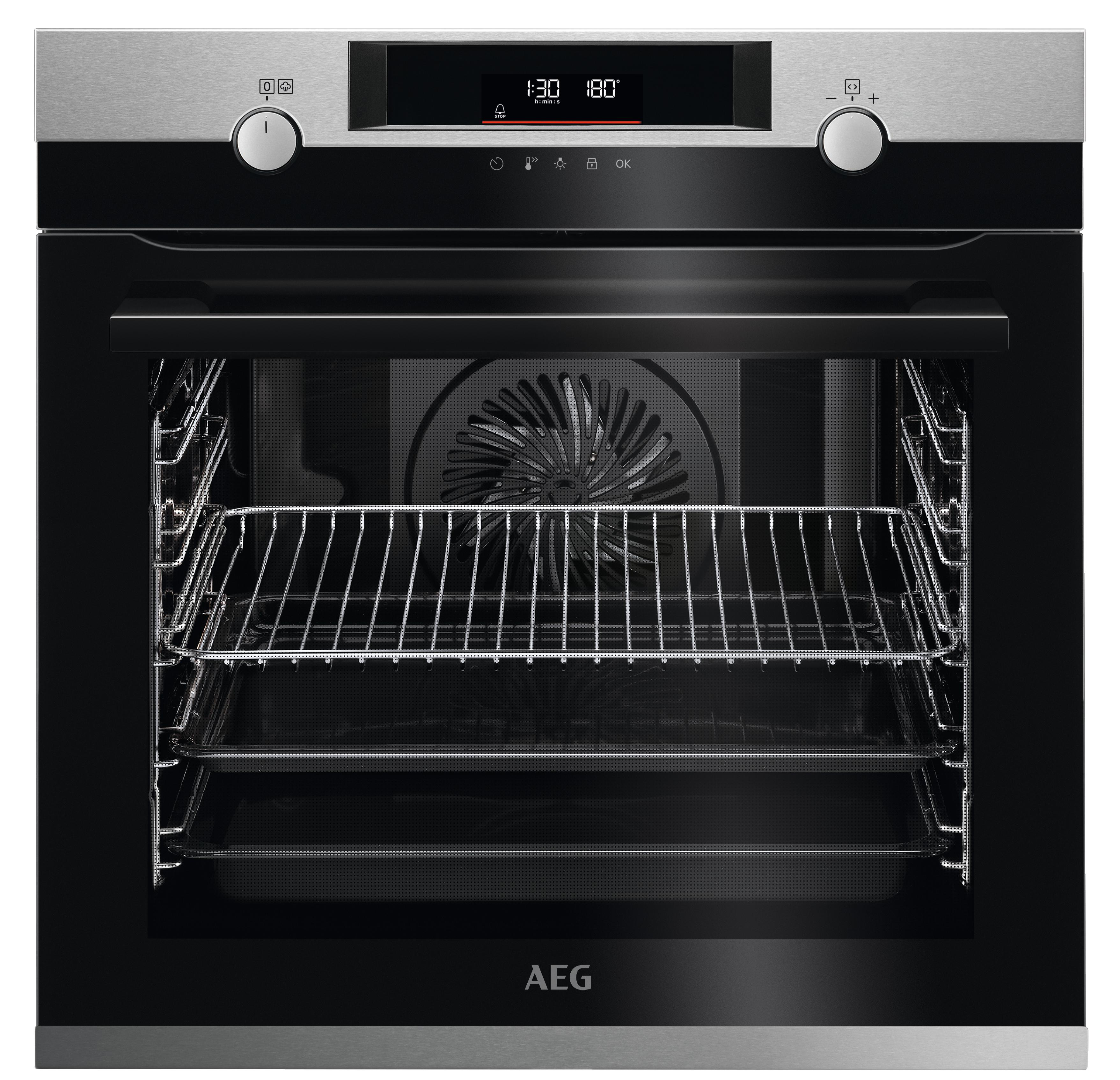 Ein schwarzer Einbau-Backofen mit Edelstahl-Akzenten. Er hat ein Display und Innenroste.