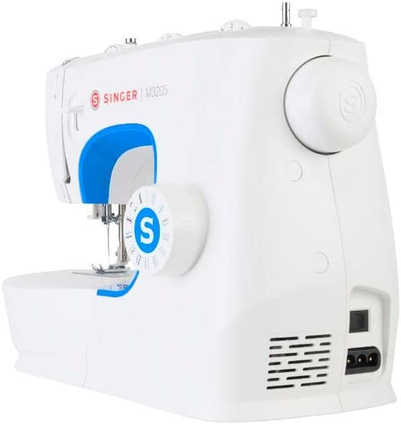 Máquina de coser blanca con detalles azules, logotipo de la marca y un dial.