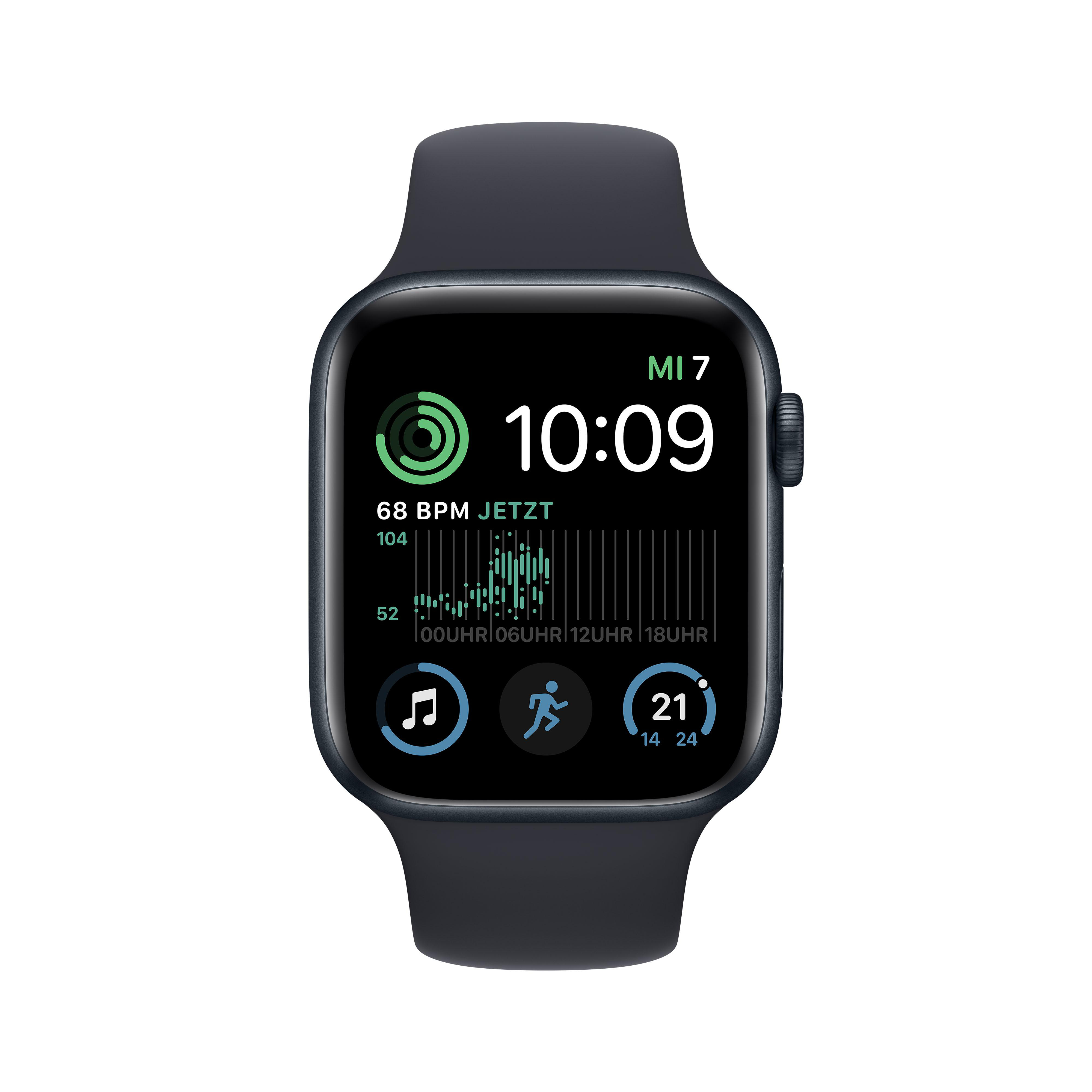 Eine schwarze Smartwatch mit dunkelblauem Armband, die Zeit, Herzfrequenz und Aktivitätsdaten anzeigt.