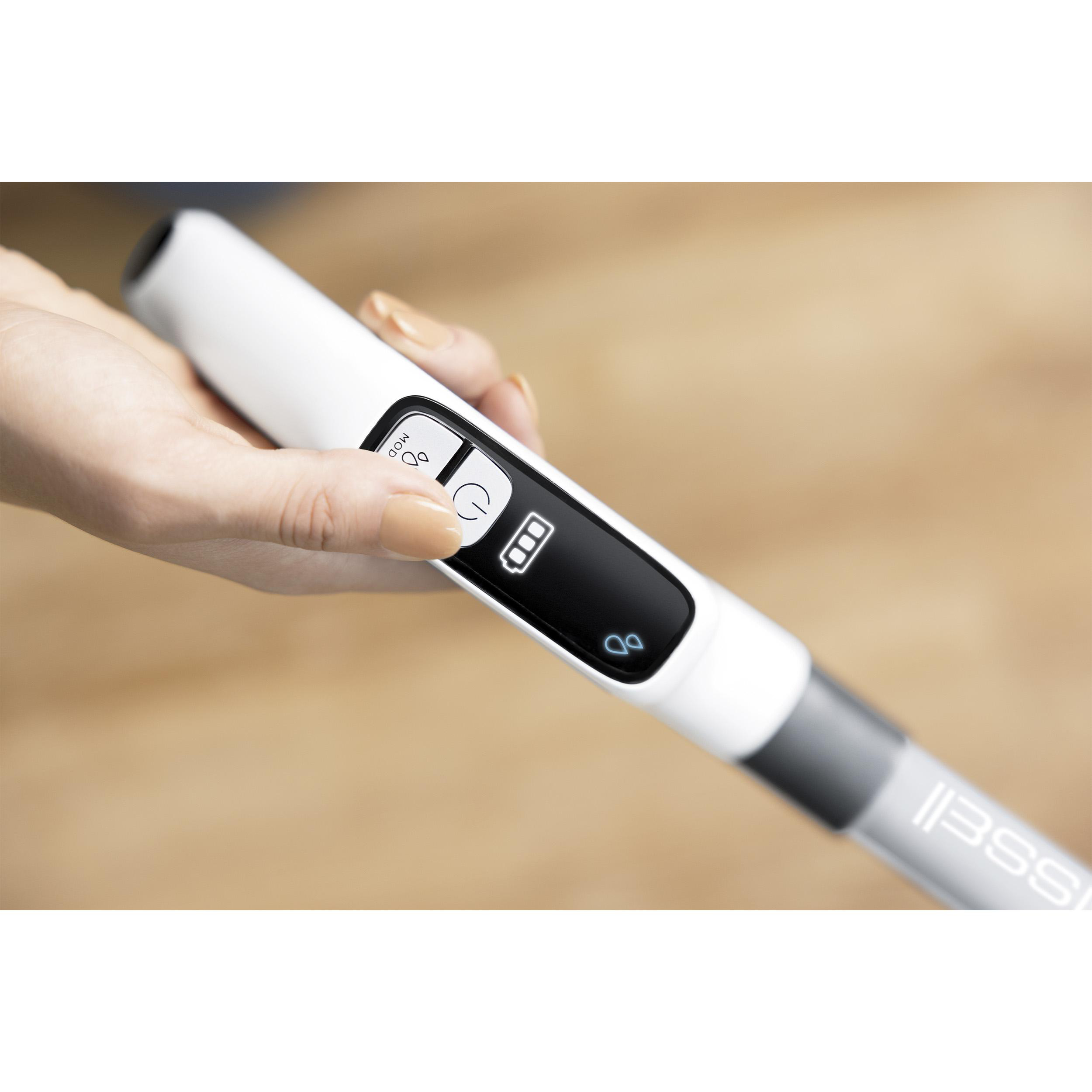 Eine Hand drückt eine Ein-/Aus-Taste am Griff eines Bissell-Bodenreinigers und zeigt eine Batterieanzeige.