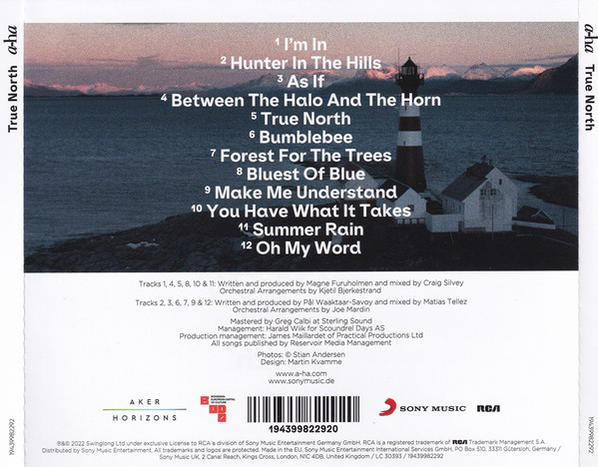 CD-Cover mit Albumtitel 'True North', Trackliste und einer Leuchtturmszene.