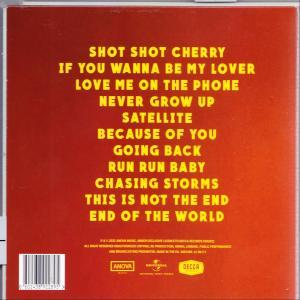 Albumcover mit Titelliste in Gelb auf rotem Hintergrund.