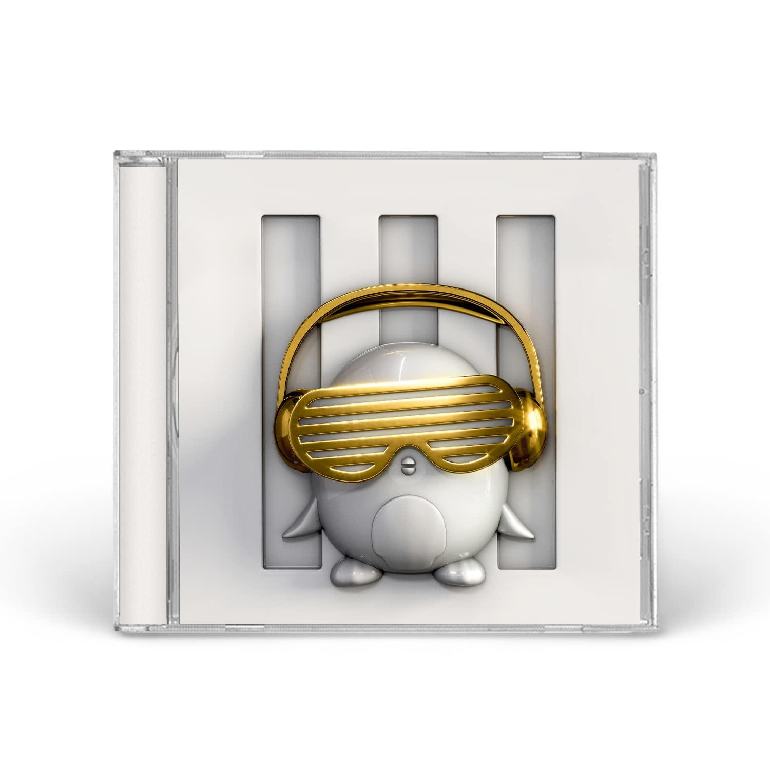 Pinguin mit goldener Brille und Kopfhörern auf einem CD-Cover, vor weißem und grauem Hintergrund.