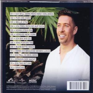 Die Rückseite einer CD-Hülle mit Text auf Deutsch und einem Bild eines lächelnden Mannes.