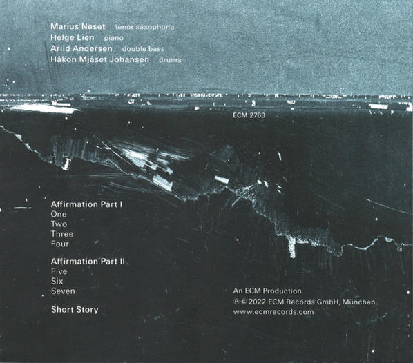 Albumcover mit Text. Der Albumname, die Künstlernamen und die Titelliste werden angezeigt.