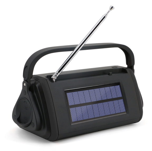 Schwarzes solarbetriebenes Radio mit Antenne und Griff, auf weißem Hintergrund.