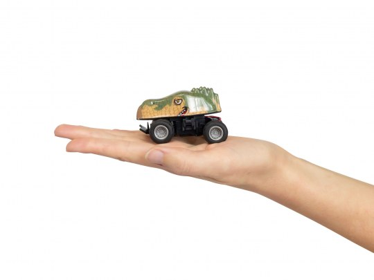 Eine Hand, die ein Spielzeug-Dinosaurier-Auto auf weißem Hintergrund hält.