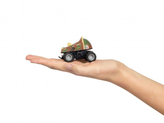 Eine Hand, die einen kleinen Spielzeug-Monstertruck hält, mit Tarnmuster und schwarzen Rädern auf weißem Grund.