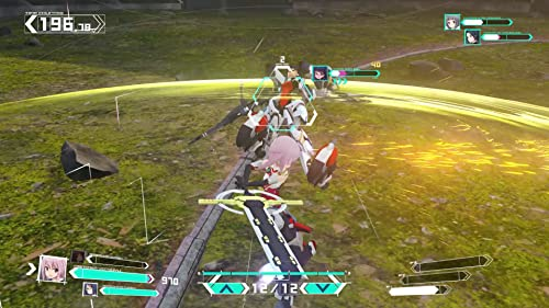 Una escena de videojuego con dos robots luchando en un campo verde con efectos animados.
