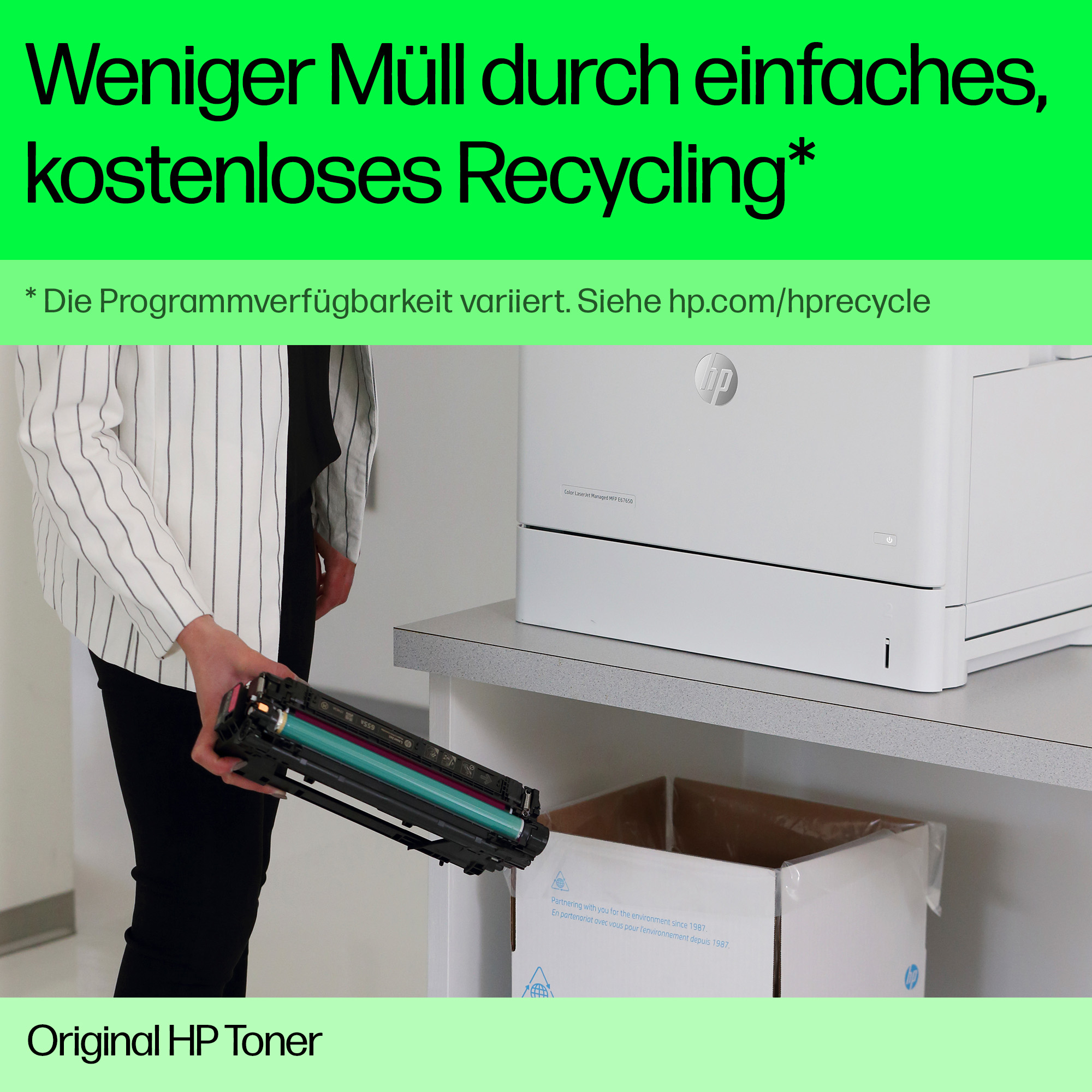 Eine Frau legt eine Tonerkartusche in einen weißen Drucker. Text: 'HP Recycling'.