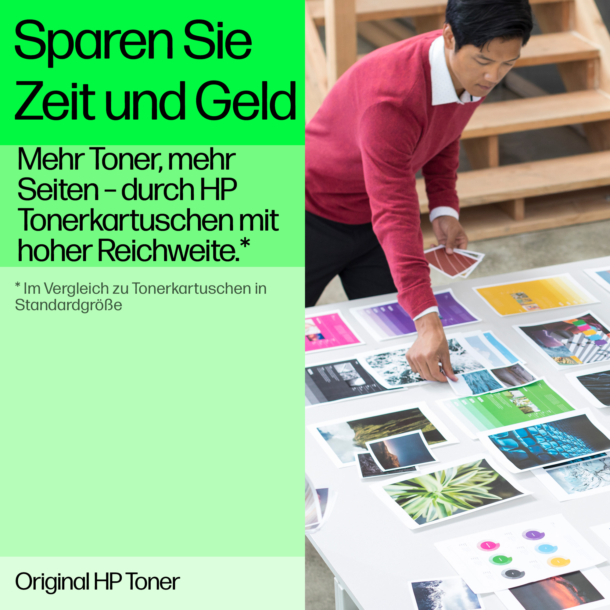 Ein Mann im roten Pullover betrachtet Papiere auf einem Tisch mit bunten Ausdrucken, Text 'Zeit und Geld sparen'.
