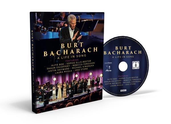 CD- und DVD-Hülle. Burt Bacharach Albumcover. Bild eines Mannes bei einer Live-Performance wird gezeigt.