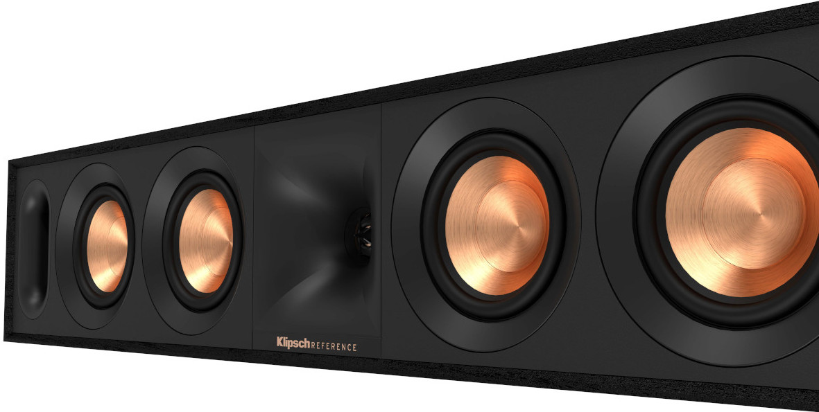 Een zwarte soundbar-luidspreker met koperkleurige luidsprekerconussen en een Klipsch Reference-logo.