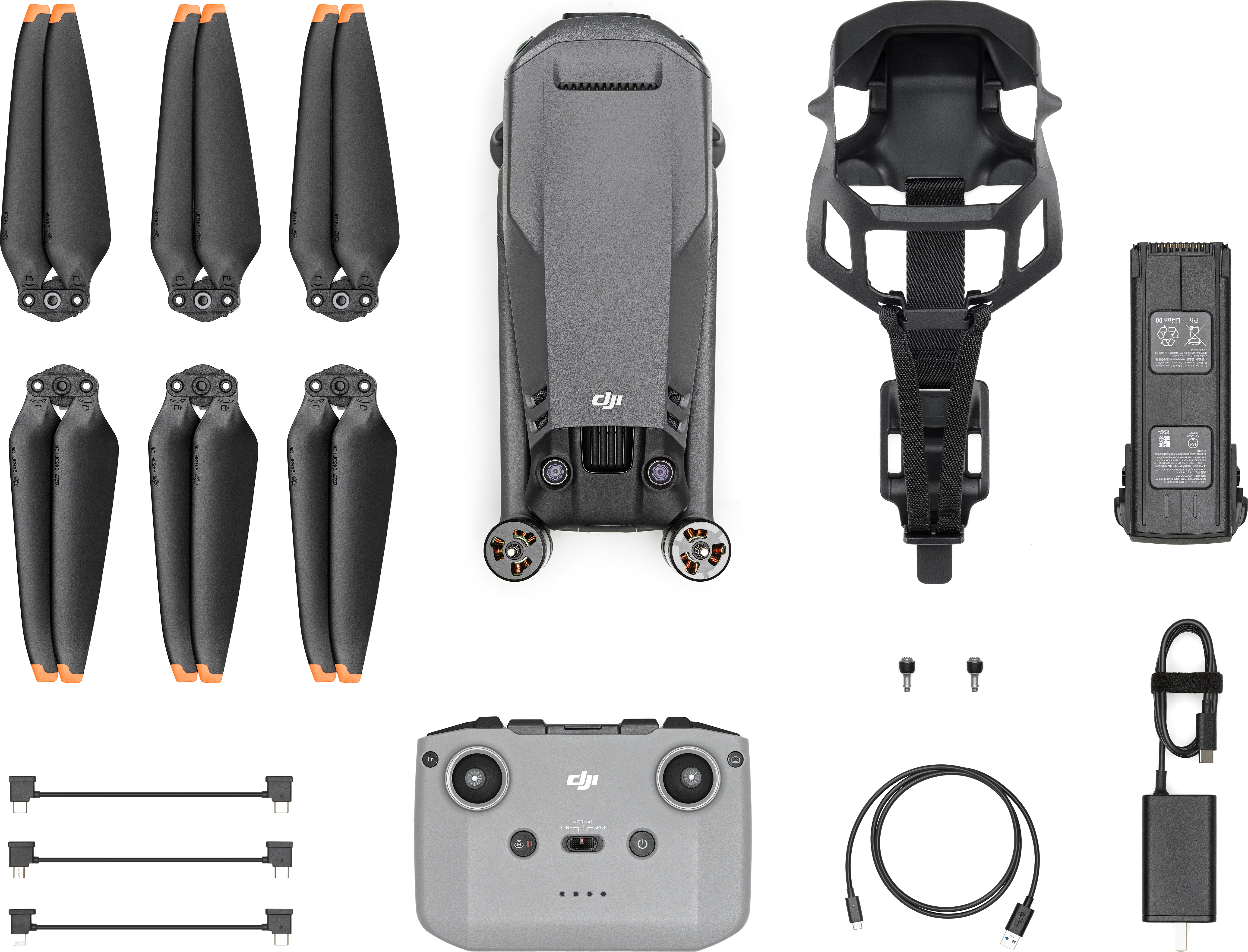 Ausgebreitete Drohnenkomponenten: Propeller, Ladegerät, Akku, Controller, Kabel und mehr.