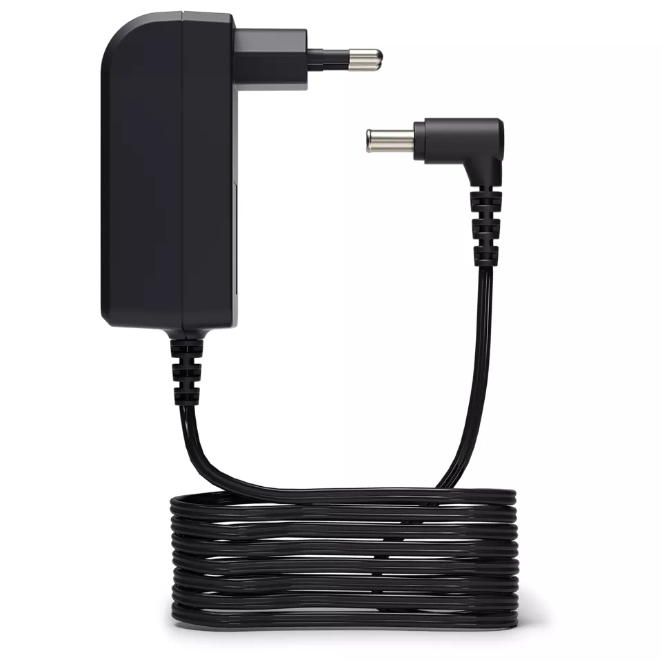 Schwarzes Netzteil mit Kabel und Stecker. Der Stecker ist mit dem Adapter verbunden.