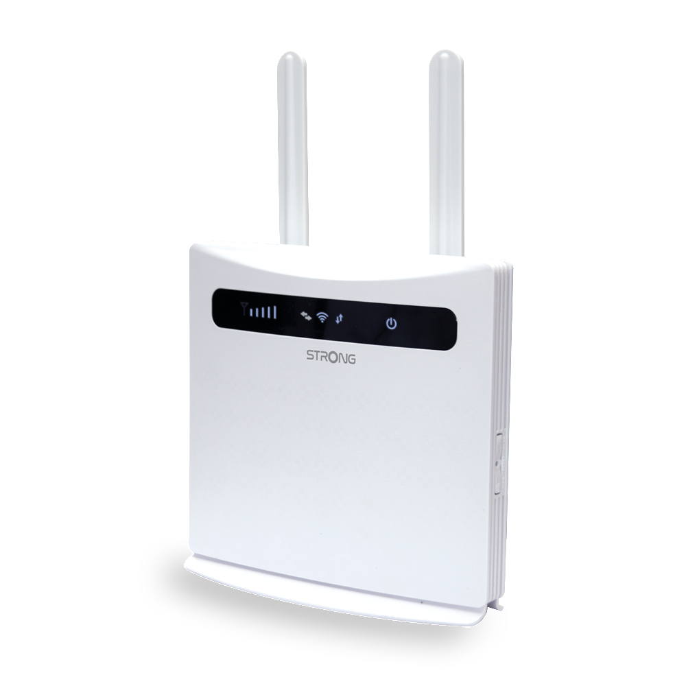 Weißer Router mit zwei Antennen. Er hat ein Display. Das Logo STRONG ist sichtbar.