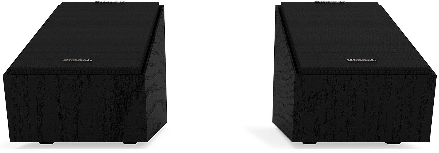 Twee zwarte luidsprekers met schuine bovenkant. Klipsch-logo zichtbaar.