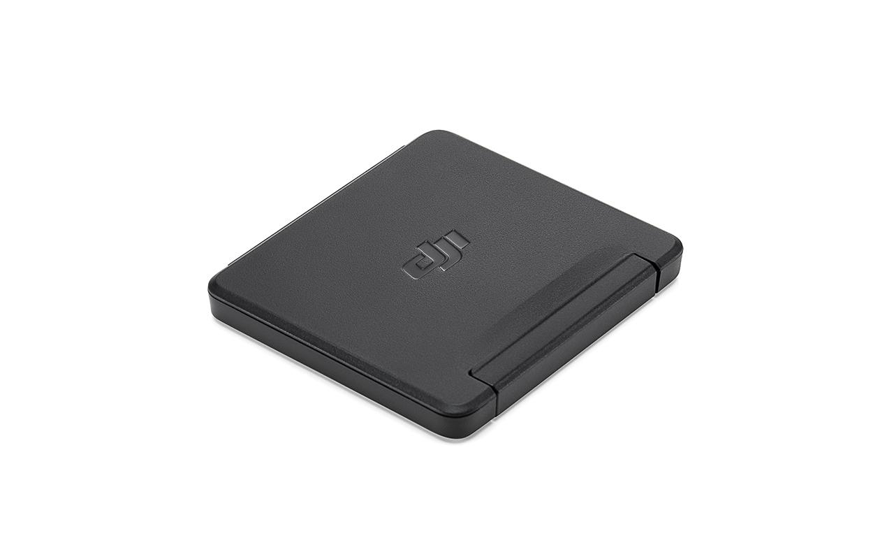 Ein geschlossener schwarzer Koffer mit DJI-Logo.