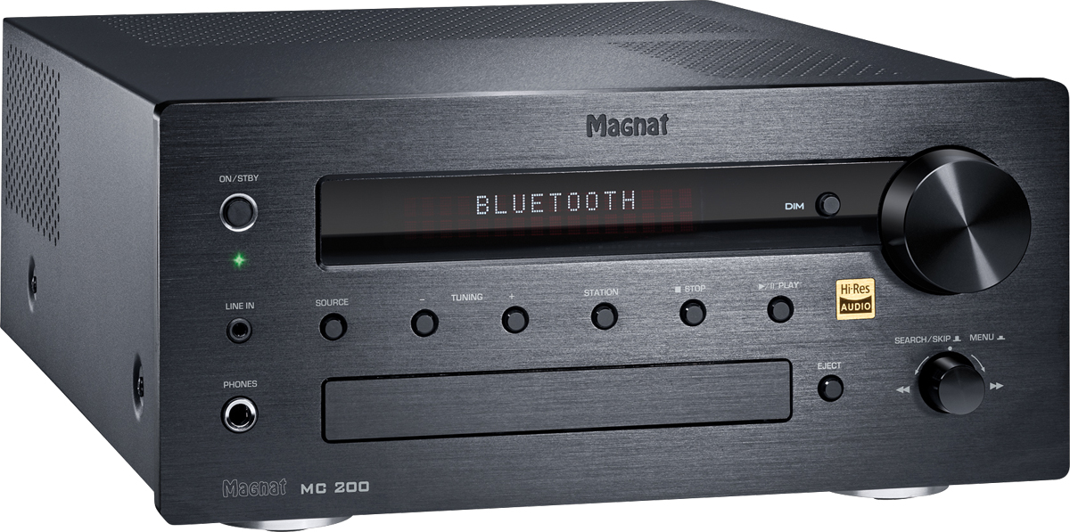 Schwarzer Audio-Receiver mit Display, das 'BLUETOOTH' zeigt. Hat Knöpfe, Display und Drehregler.