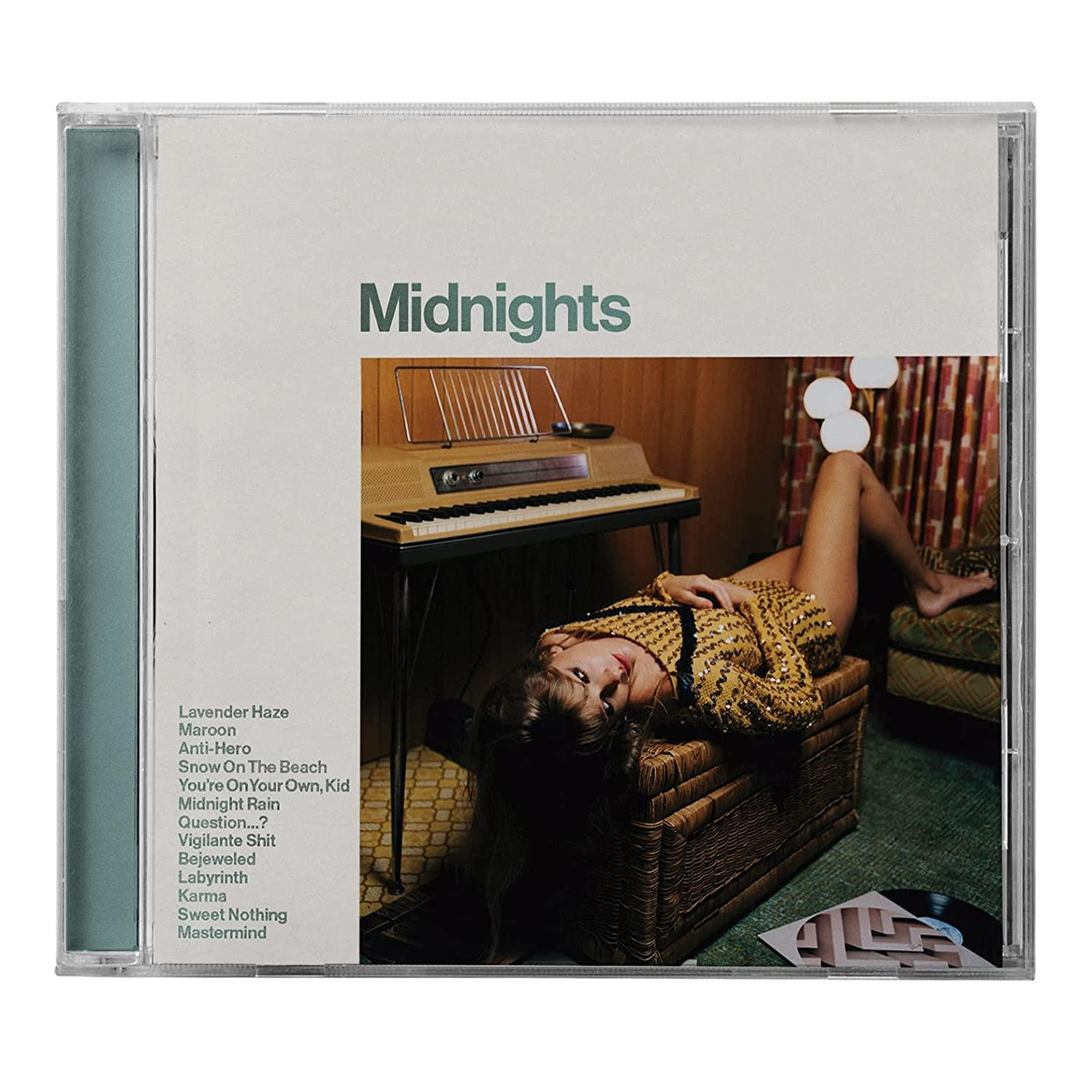 CD-Cover: 'Midnights' von Taylor Swift. Frau auf brauner Oberfläche neben einem Klavier. Trackliste sichtbar.