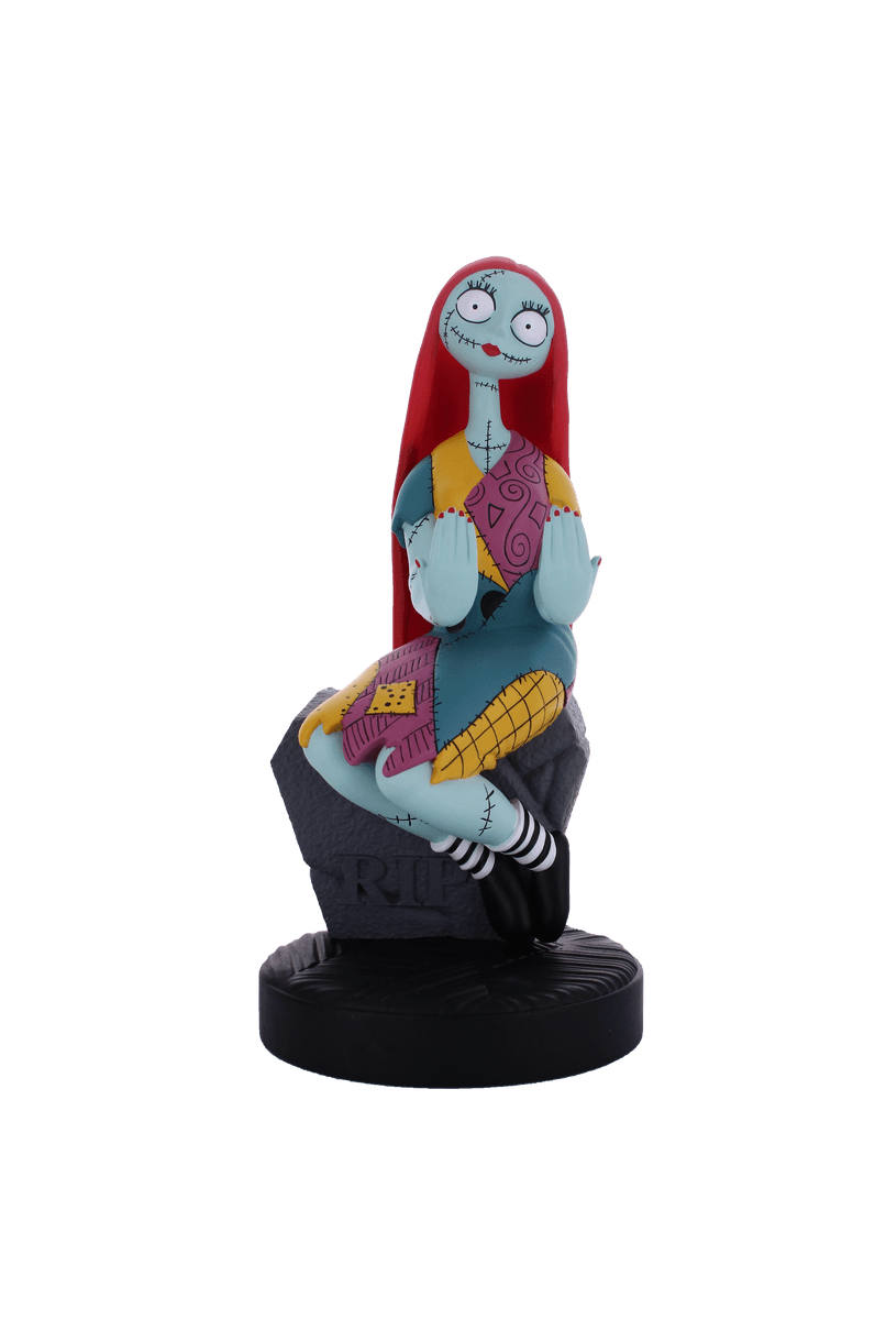 Eine Figur von Sally aus Nightmare Before Christmas, die auf einem Grabstein sitzt.