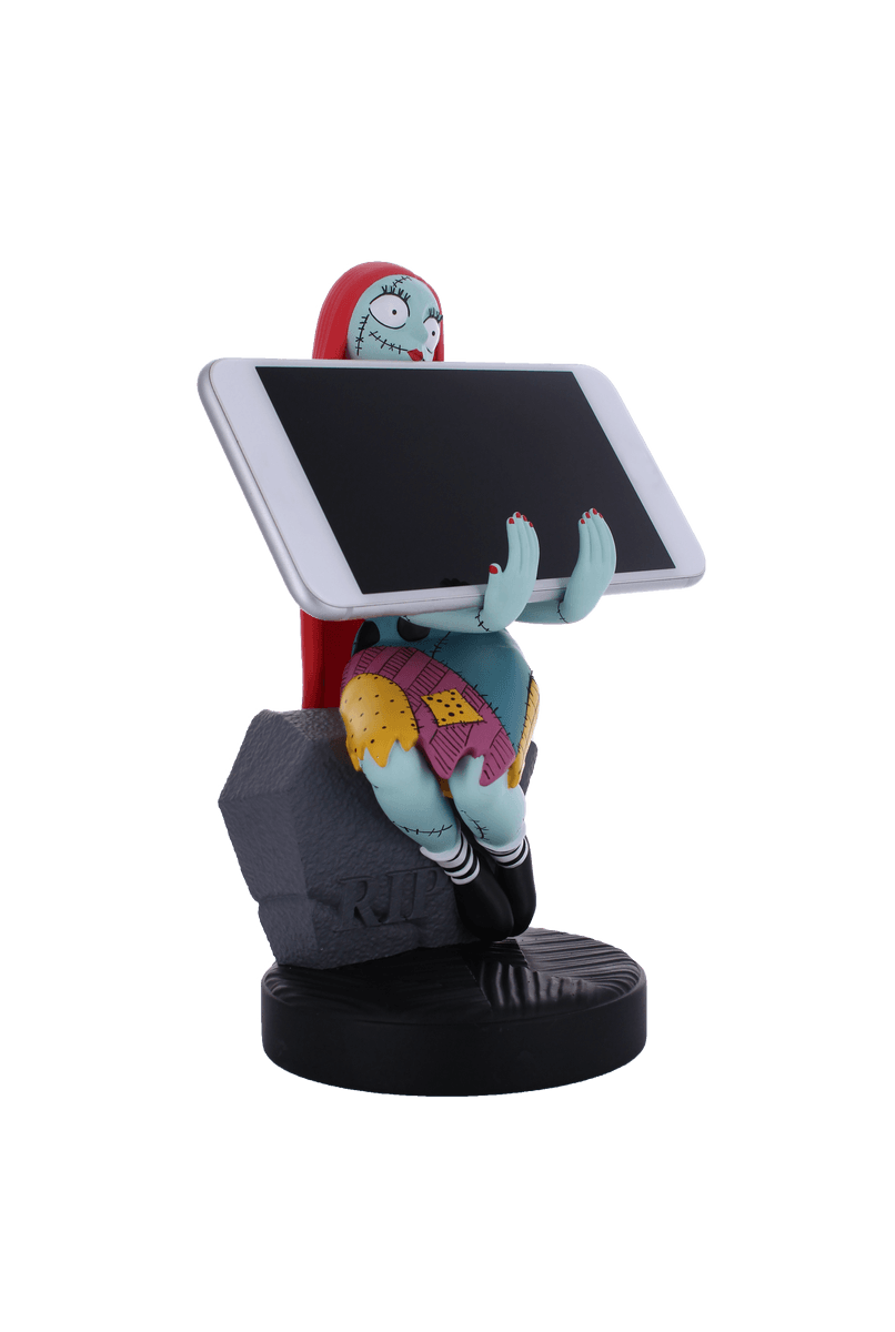 Sally aus The Nightmare Before Christmas hält ein Tablet auf schwarzer Basis.