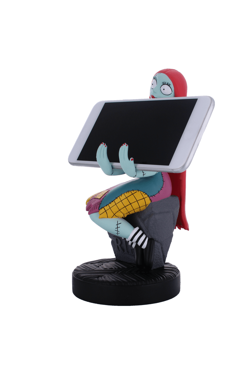 Sally aus Nightmare Before Christmas hält ein Tablet, montiert auf einem Sockel.