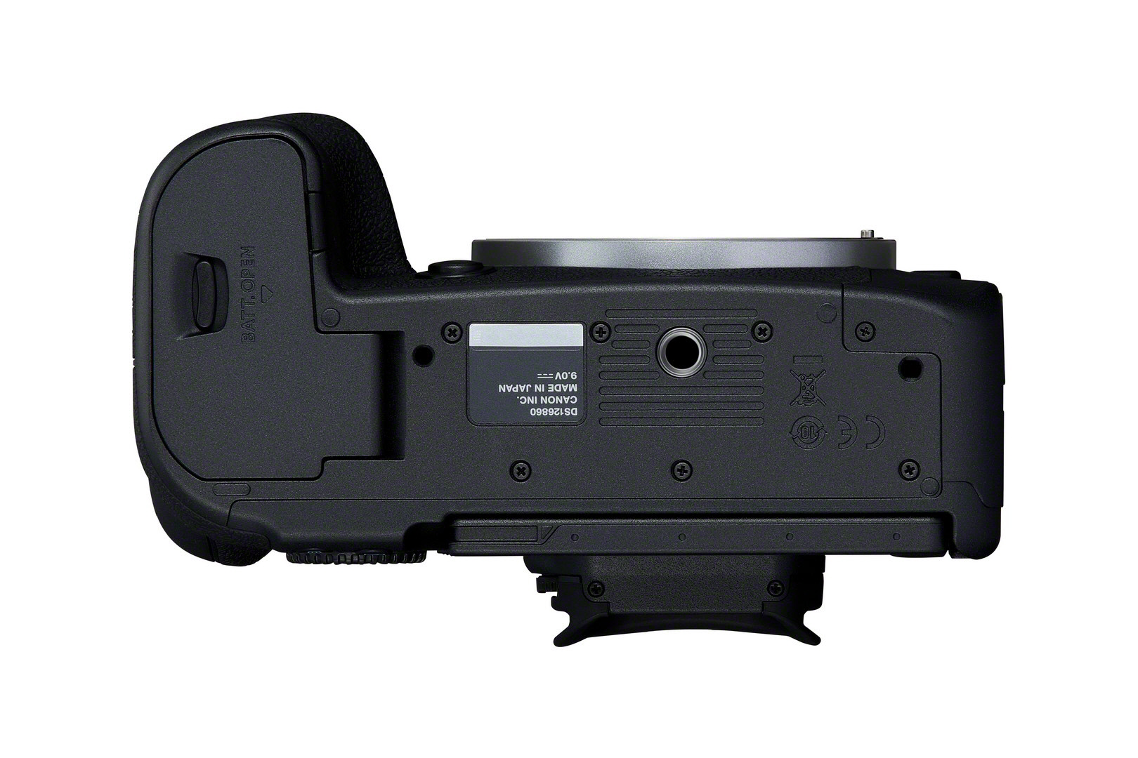 Die Unterseite einer Canon-Kamera, schwarz, zeigt Anschlüsse, eine Batterietür und ein Etikett.