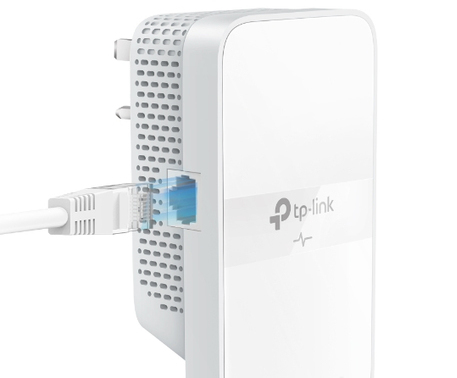 Een witte Wi-Fi extender met een ethernetkabel aangesloten.