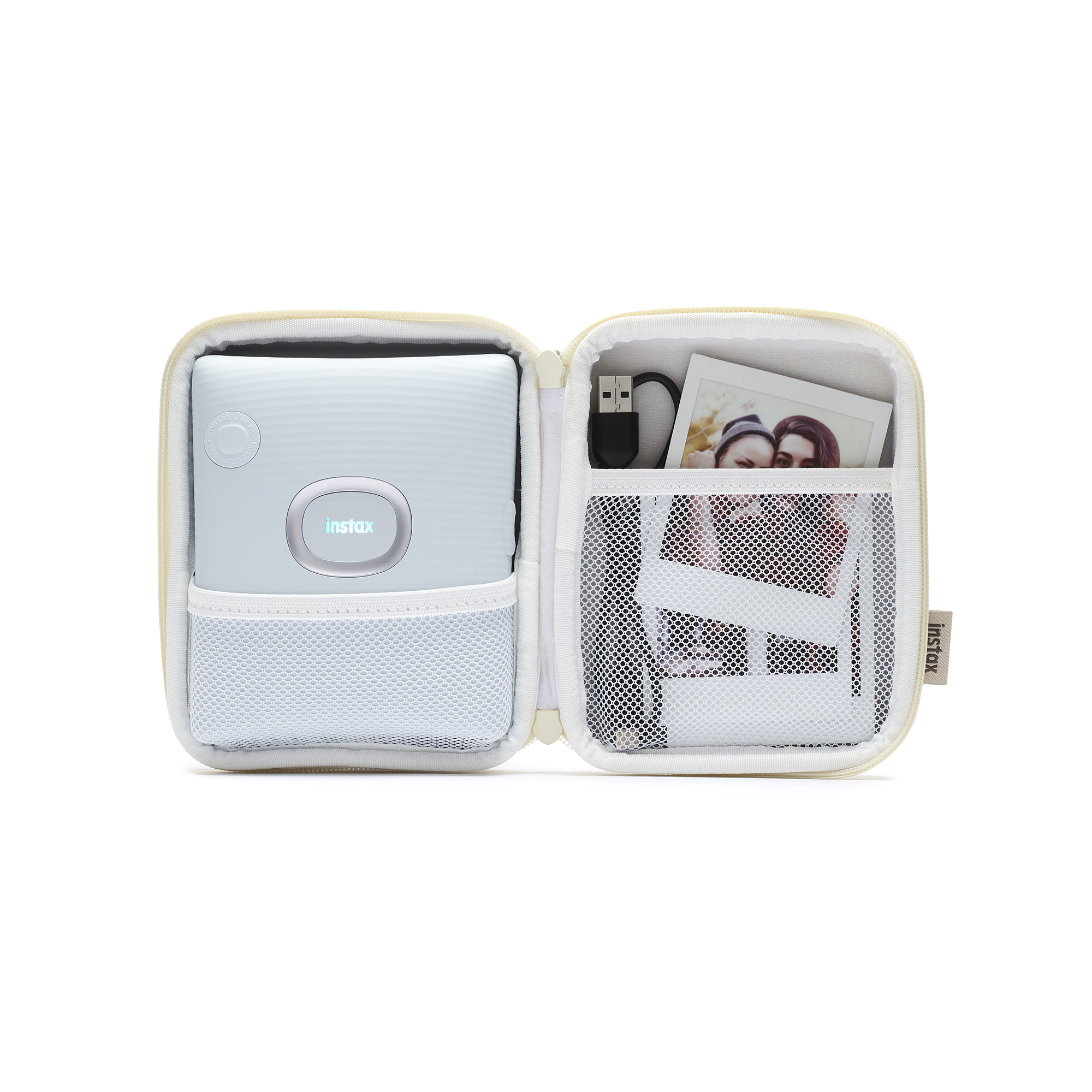 Offener, gelber Koffer mit Drucker, USB-Kabel und Fotos, auf weißem Hintergrund.
