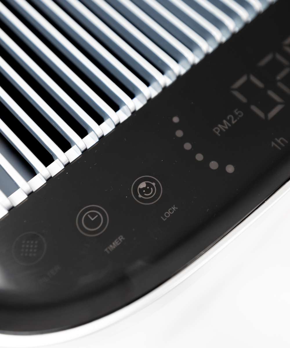 Gros plan sur le panneau de commande d'un purificateur d'air. Affiche la minuterie, le verrouillage et les données PM2,5.