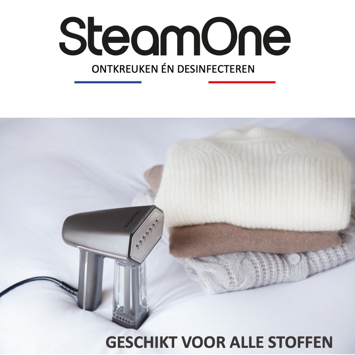 Een zilveren steamer op een wit bed met opgevouwen kleding en tekst bovenaan en onderaan.
