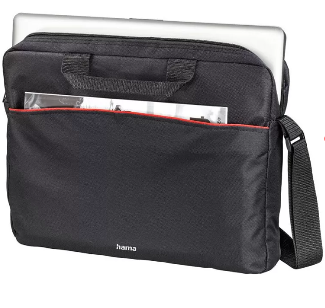 Una bolsa negra para portátil con un portátil blanco dentro, una revista en el bolsillo delantero y una correa para el hombro.