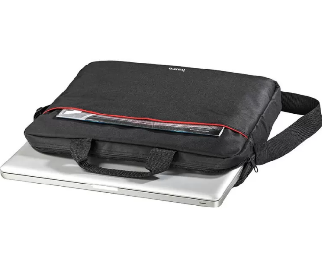 Bolso negro para portátil con un portátil dentro y una franja roja en el bolsillo.