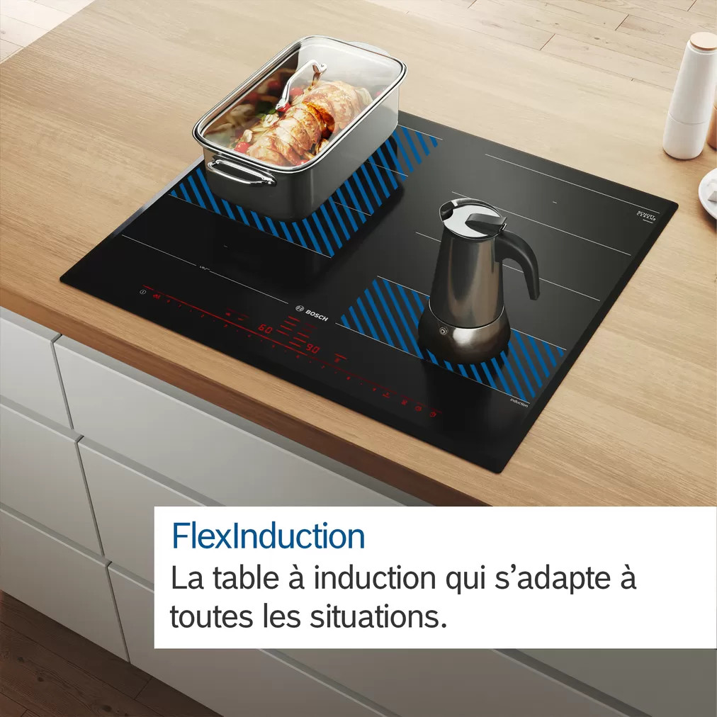Table de cuisson à induction noire avec une casserole et une bouilloire. Texte : FlexInduction.