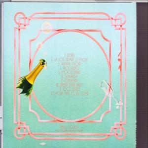Albumcover mit Text, Champagnerflasche und -glas.